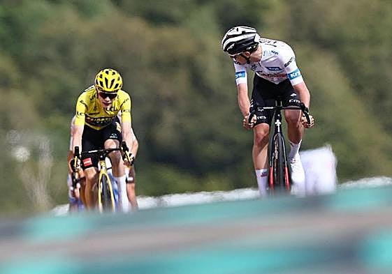 Pogacar entra en meta por delante de Vingegaard, virtual ganador del Tour.