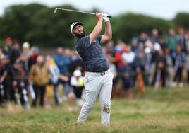 Jon Rahm golpea la bola durante la tercera ronda del Abierto Británico.