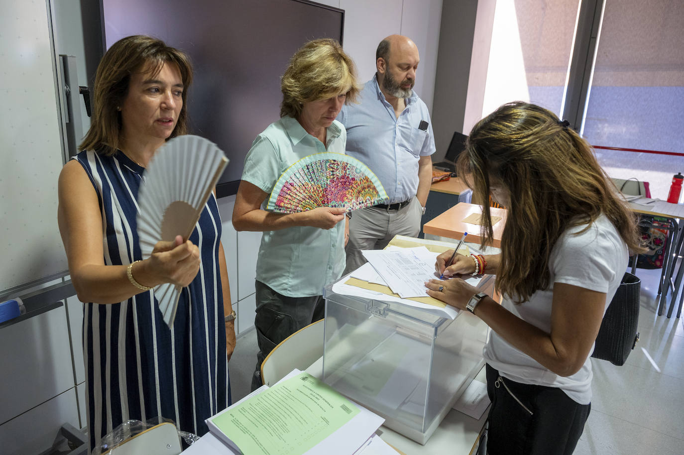 Los abanicos son el complemento indispensable en la calurosa jornada electoral.