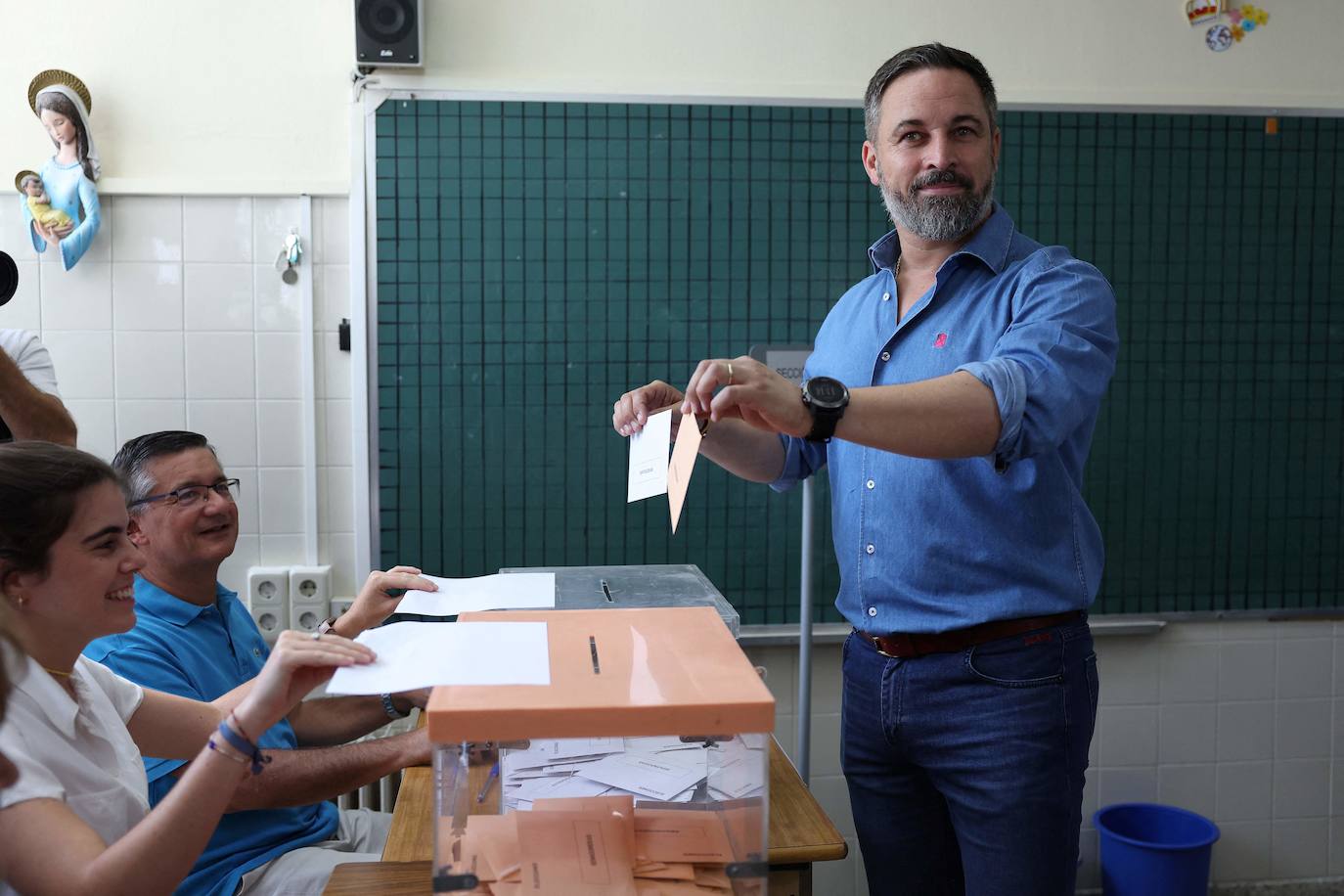 El candidato a la presidencia del Gobierno por parte de Vox, Santiago Abascal, ha votado en el Colegio Cristo Rey de Madrid y ha señalado que espera que «el resultado que salga de las urnas permita que en España se produzca un cambio de rumbo y que los españoles decidan su futuro». Además, ha asegurado que «cualquier resultado que obtenga Vox va a ser heroico dadas las circunstancias en las que hemos hecho la campaña con todo más en contra»