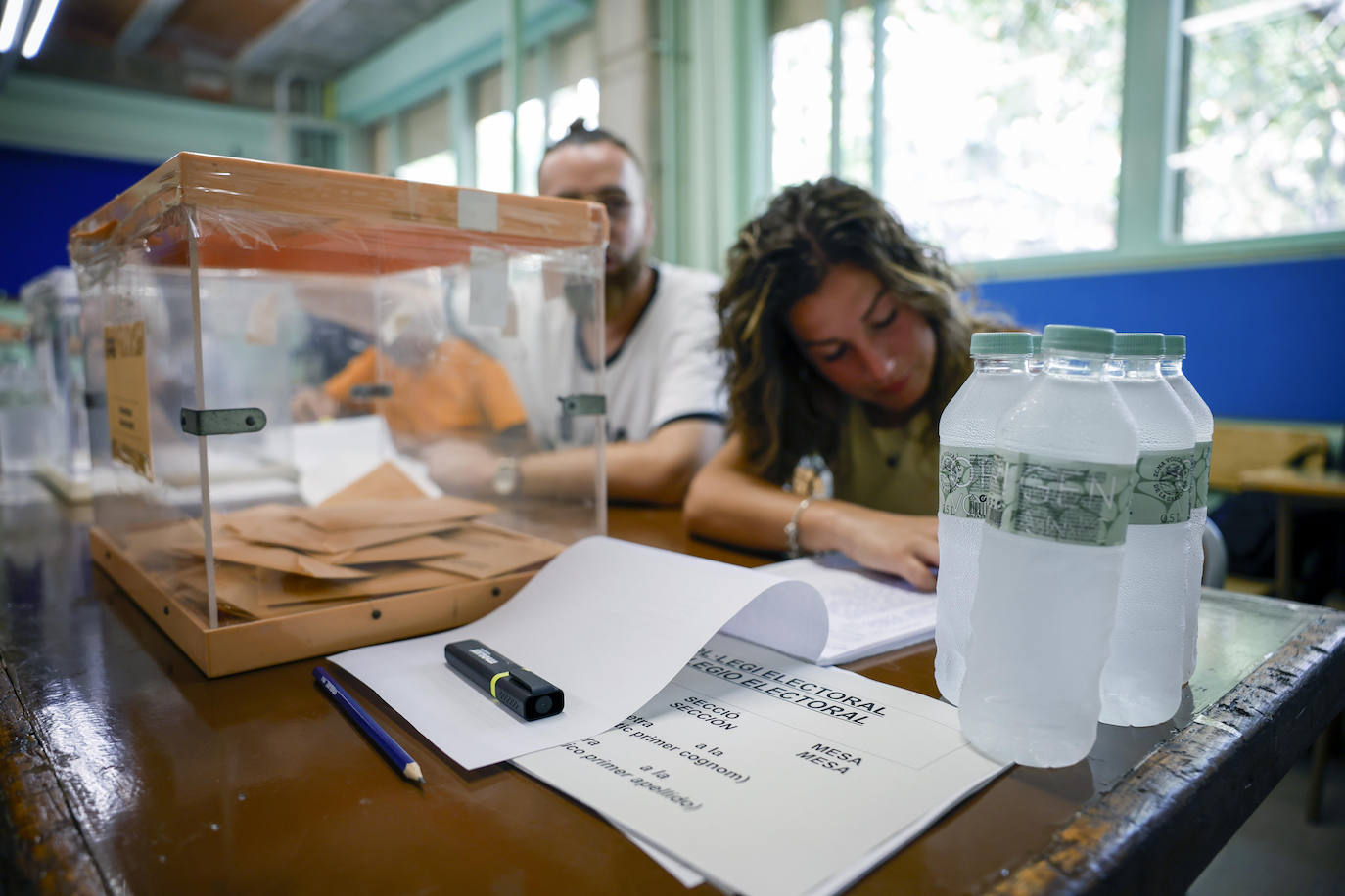 Botellas de agua fría en una mesa electoral en la Escuela Mercè Rodoreda en Badalona.