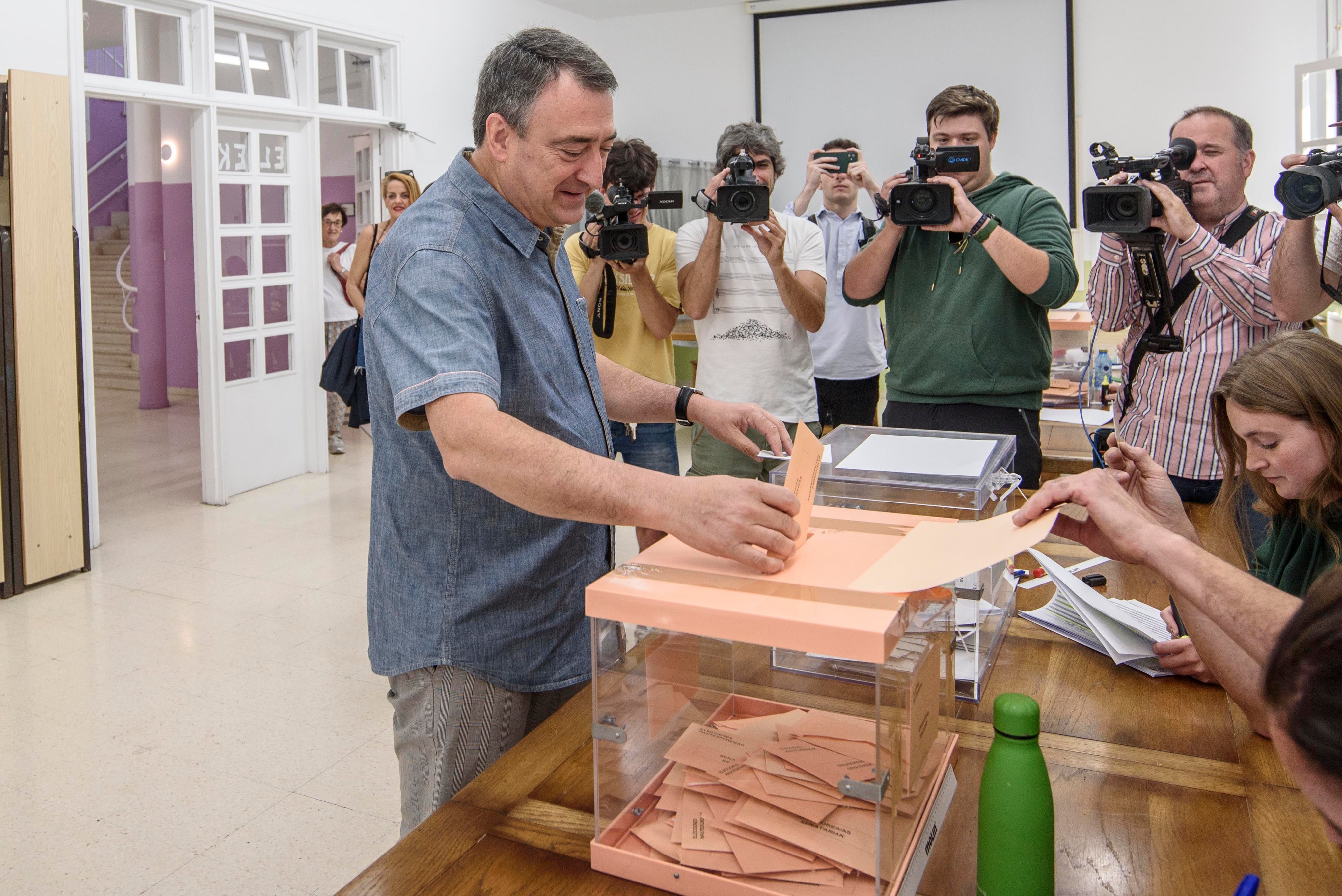 El cabeza de lista del PNV por Vizcaya, Aitor Esteban, ha afirmado que las de este domingo son «unas elecciones muy importantes porque van a decidirse muchas cosas durante los próximos cuatro años», de tal forma que el País Vasco se juega «estar presente y ser tenida en cuenta». El candidato jeltzale ha acudido a votar pasadas las 11.00 horas en Zeberio donde ha realizado un llamamiento al voto, algo que cuesta «menos de cinco minutos». «Es importante. Son unas elecciones muy importantes», ha afirmado, al tiempo que ha tenido un recuerdo para los trabajadores de Correos que han «demostrado una inmensa capacidad y han sido capaces de sacar adelante una situación complicada». «Lo han hecho muy bien y me gustaría felicitarles», ha finalizado.