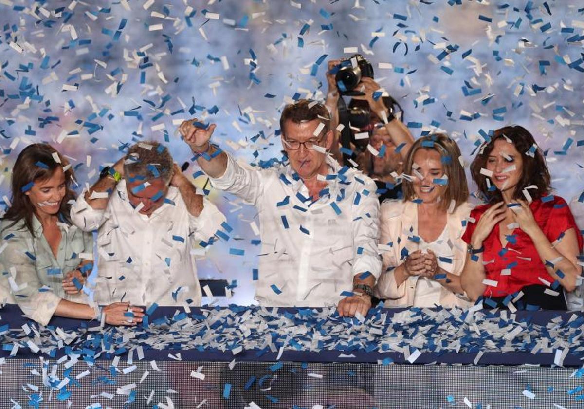 Alberto Núñez Feijóo celebra junto a la plana del PP el resultado electoral desde la sede de Génova 13.