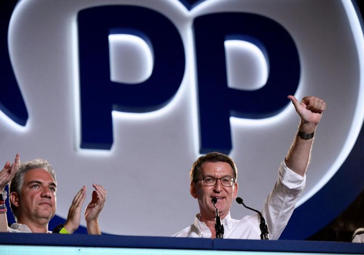 Alberto Núñez Feijóo celebra el resultado desde el balcón de Génova 13.