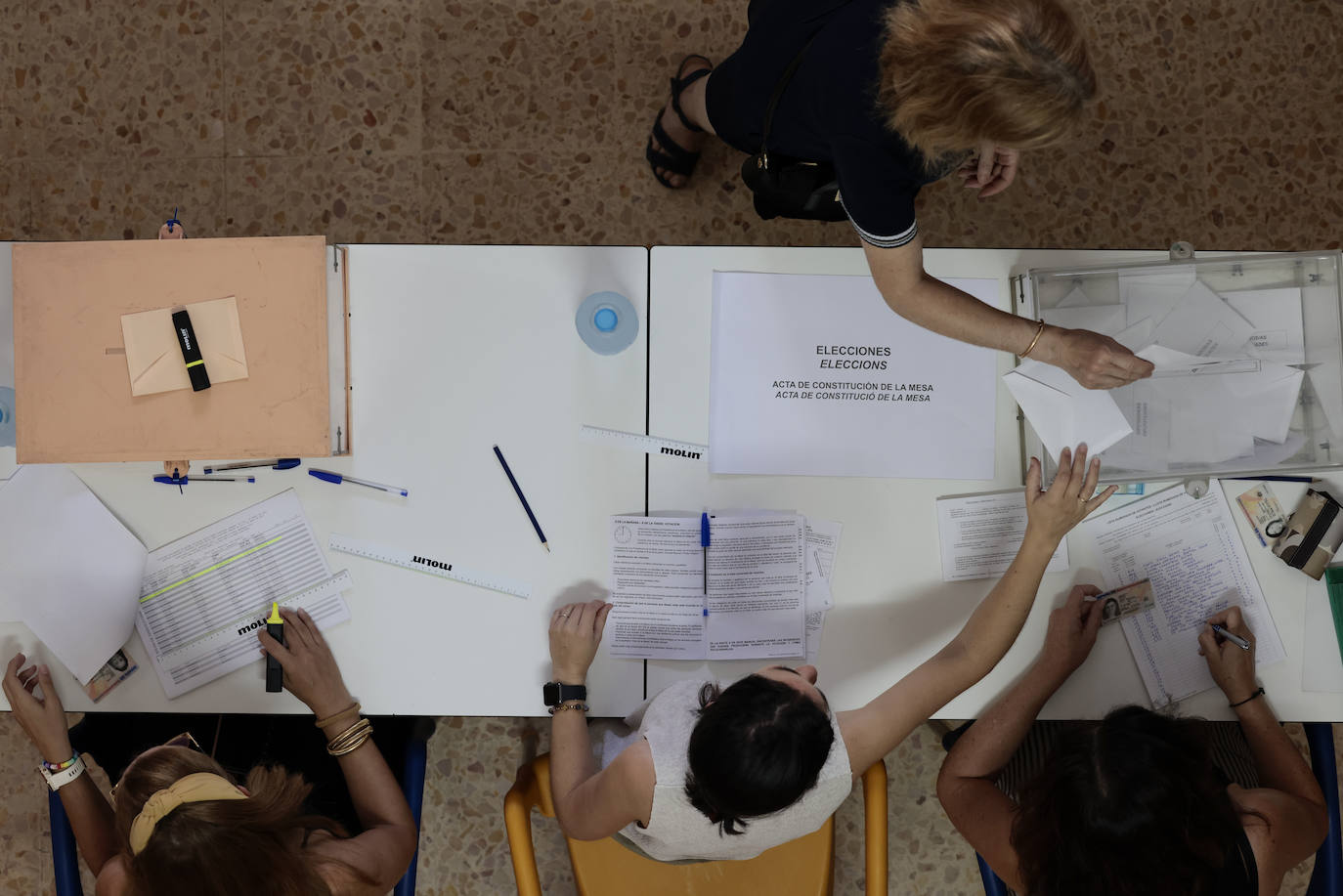 Una persona ejerce su derecho al voto en la Comunidad Valenciana.