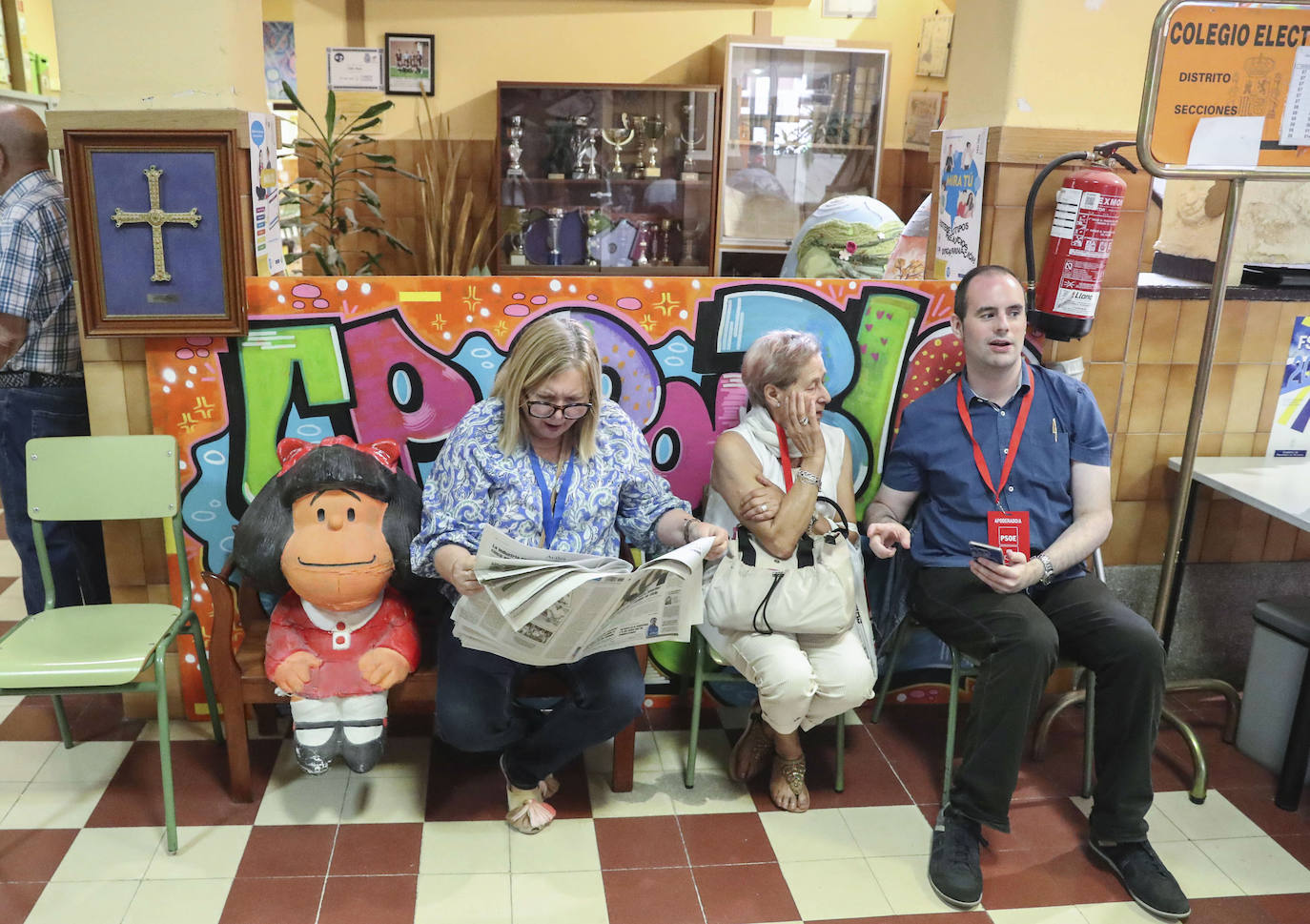 Varios interventores en el Colegio Público Pablo Miaja de Oviedo.