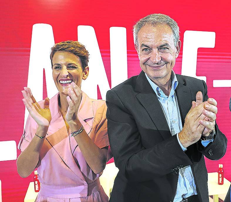 Zapatero y María Chivite aplauden al final de un mitin en Pamplona.