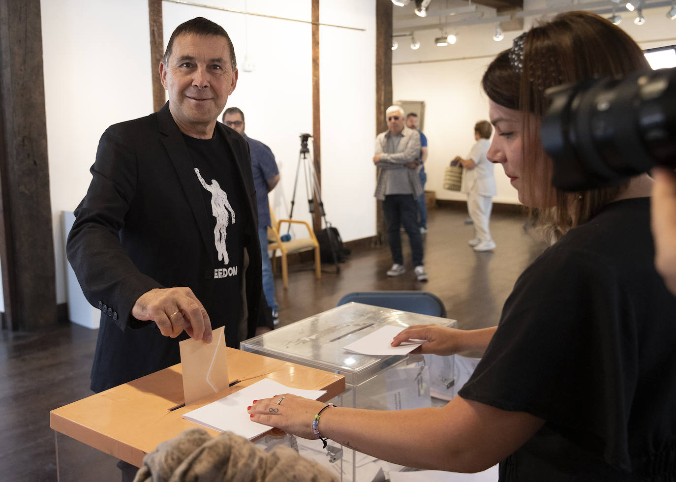 Arnaldo Otegi ha asegurado que este domingo se va a volver a demostrar que el pueblo vasco es «antifascista, soberanista, de izquierdas y progresista». El coordinador general de EH Bildu ha acudido a votar pasadas las 12.00 horas a la Casa de Cultura de Elgoibar (Guipúzcoa), donde ha realizado un llamamiento a votar «con alegría y sin miedo». Tras destacar que ha acudido a ejercer su derecho al voto con una camiseta con el lema Freedom (Libertad) que le trajeron «de Sudáfrica», Otegi ha vaticinado que «volverá a acreditarse una vez más que en este país las derechas neofranquistas apenas tienen representación y hay una fuerza emergente que es la izquierda independentista que hoy volverá a salir reforzada».