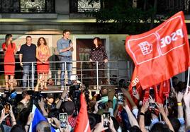 Pedro Sánchez comparece ante los simpatizantes socialistas en la sede de Ferraz.