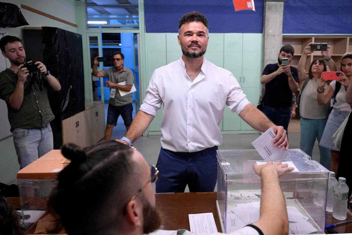 El candidato de ERC al Congreso por Barcelona, Gabriel Rufián, ha llamado a los ciudadanos a participar en las elecciones y ha recordado que unos comicios son «el único día en el que todo el mundo tiene el mismo poder y la misma capacidad de transformar las cosas». «El día en el que tienes el mismo poder que el que te explota, te miente o te represalía es el día en el que se vota. Que todo el mundo sea consciente de que desgraciadamente es así», ha añadido Rufián en declaraciones a los medios tras votar en la Escola Rodoreda de Badalona (Barcelona). Así, ha pedido a los ciudadanos participar «en lo que siempre se ha llamado la fiesta de la democracia, teniendo en cuenta que, depende de lo que pase esta noche, dejará de ser una fiesta».