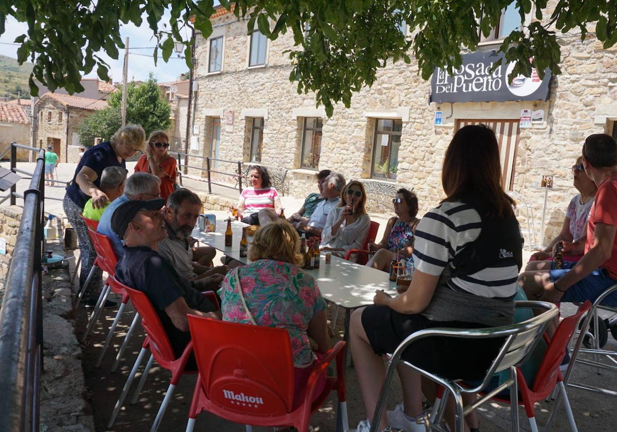 A mediodía, los visitantes del pueblo se reúnen en el único bar a la sombra a comer caracoles y tomar el vermut.