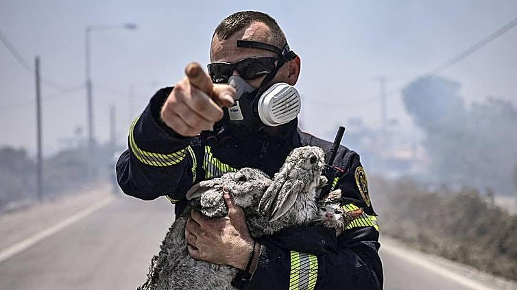 El Gobierno griego declara la «guerra» a unos incendios que se extienden a Corfú