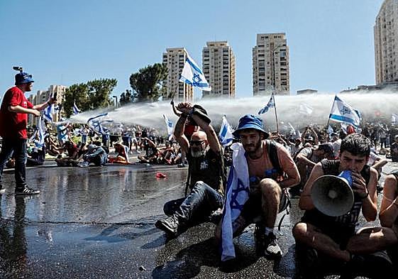 La Policía israelí utilizó cañones de agua para disolver las concentraciones frente al Parlamento.
