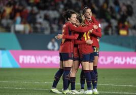 Jennifer Hermoso celebra junto a otras compañeras uno de sus dos goles ante Zambia