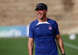 Diego Pablo Simeone en un entrenamiento al frente del Atlético