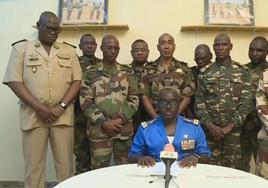 El portavoz del Ejército de Níger, el coronel mayor Amadou Adramane, se dirige al país durante una intervención en la televisión nacional.