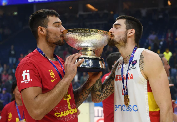 Willy Hernangómez y Juancho Hernangómez besan el trofeo de campeones del Eurobasket.