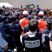 La Policía desafía a Macron por encarcelar a un agente acusado de violencia durante los disturbios