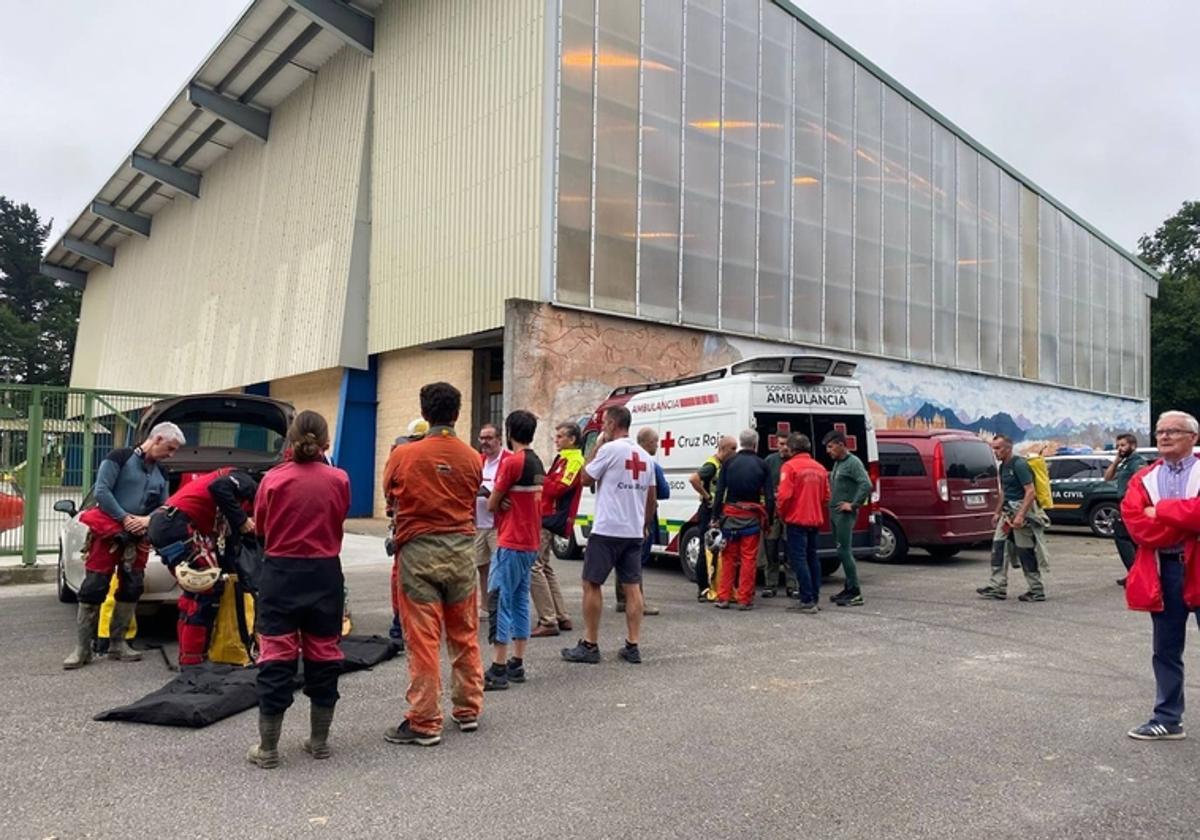 Miembros del operativo de rescate instalados en La Gándara de Soba