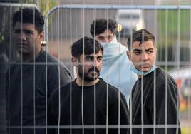 Migrantes en un centro de acogida en Reino Unido.