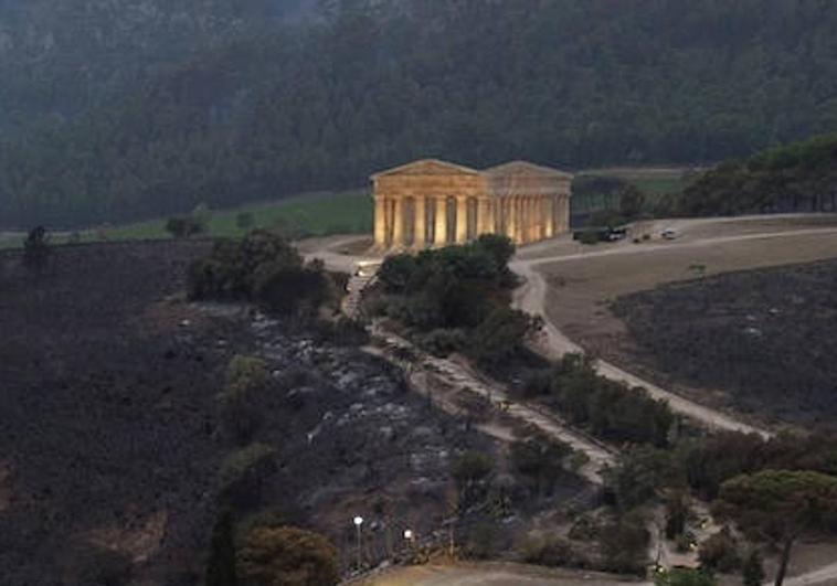 Un convento del siglo XV, reservas naturales, restos arqueológicos... Las otras víctimas de los incendios en el Mediterráneo
