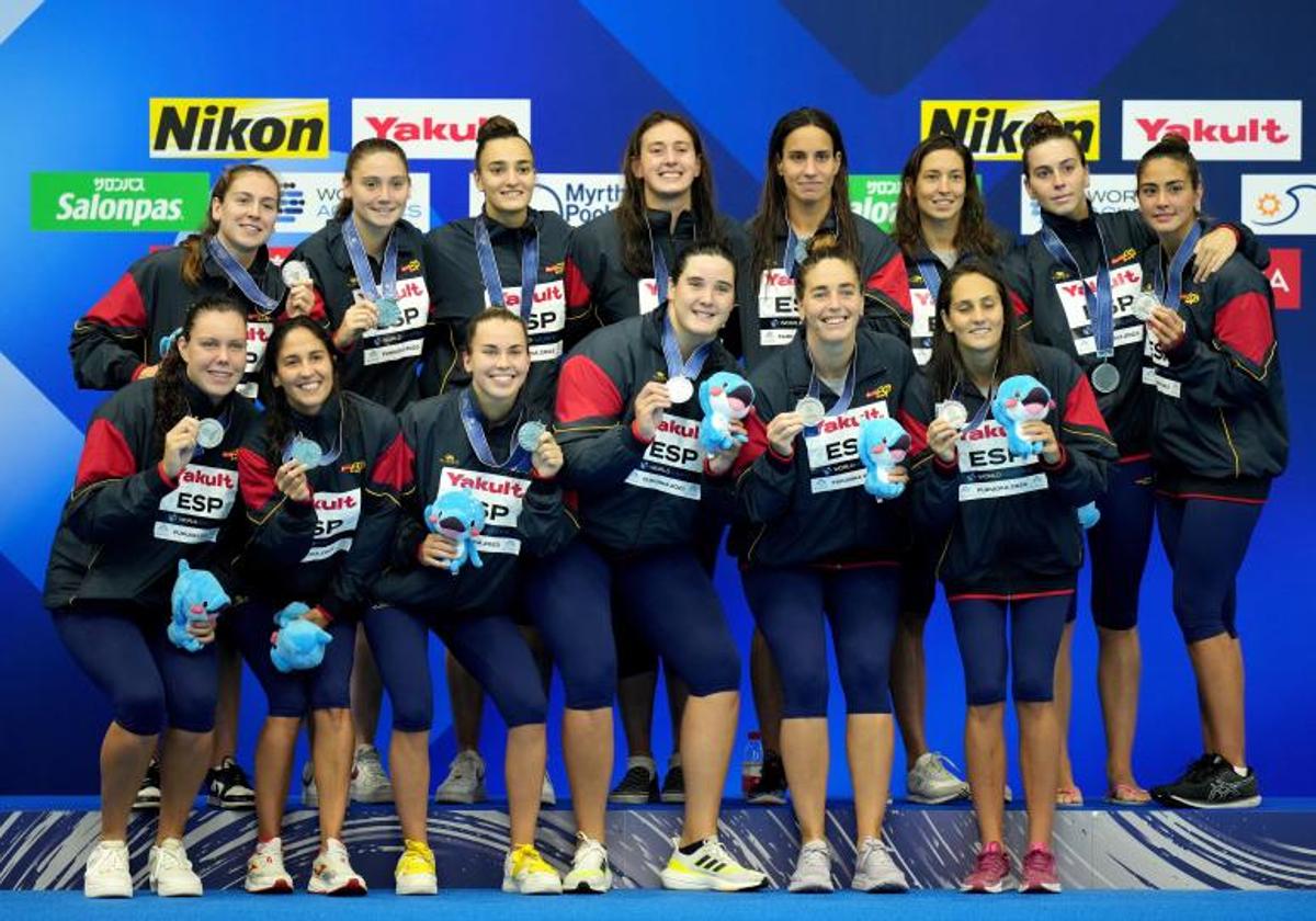 Las jugadoras de la selección española de waterpolo posan con la medalla de plata conquistada en el Mundial.