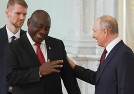 Los presidentes de Sudáfrica, Cyril Ramaphosa, y Rusia, Vladímir Putin, se saludan en la cumbre que acogió esta semana San Petersburgo.