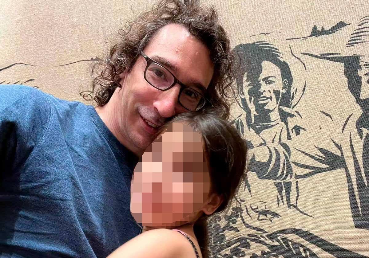 Guillermo abraza a su hija de 7 años, a la que no ve desde el pasado 24 de junio porque su mujer la sustrajo violentamente.
