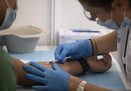 Una enfermera administra en Barcelona una vacuna contra la viruela del mono