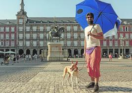 Víctor Bernardo antes de llevar a un grupo de turistas por el barrio de las Letras de Madrid.