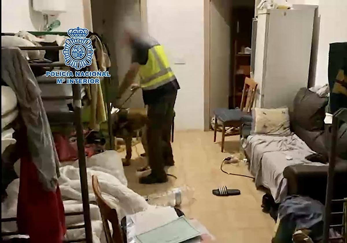 Imagen de la estancia donde los inmigrates pernoctaban