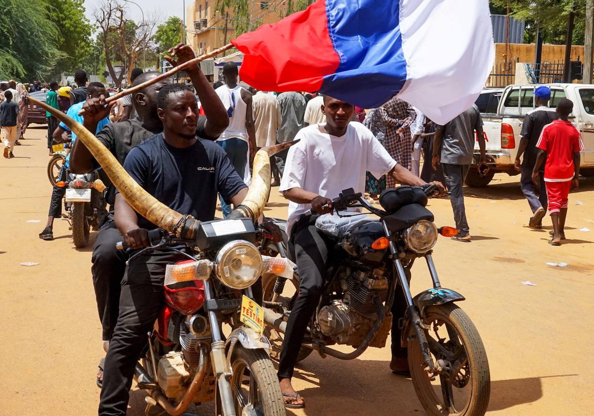 Un grupo de nigerinos porta una bandera rusa en la protesta de este domingo en Niamey.