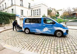 Stellantis y Hype despliegan una primera flota de 50 taxis de hidrógeno accesibles en silla de ruedas en París
