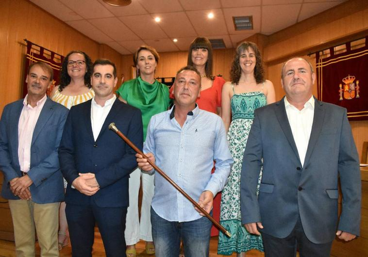 El actual alcalde, Fernando de la Cal, el día de la toma de posesión junto a ediles de PSOE, PP y Ciudadanos.