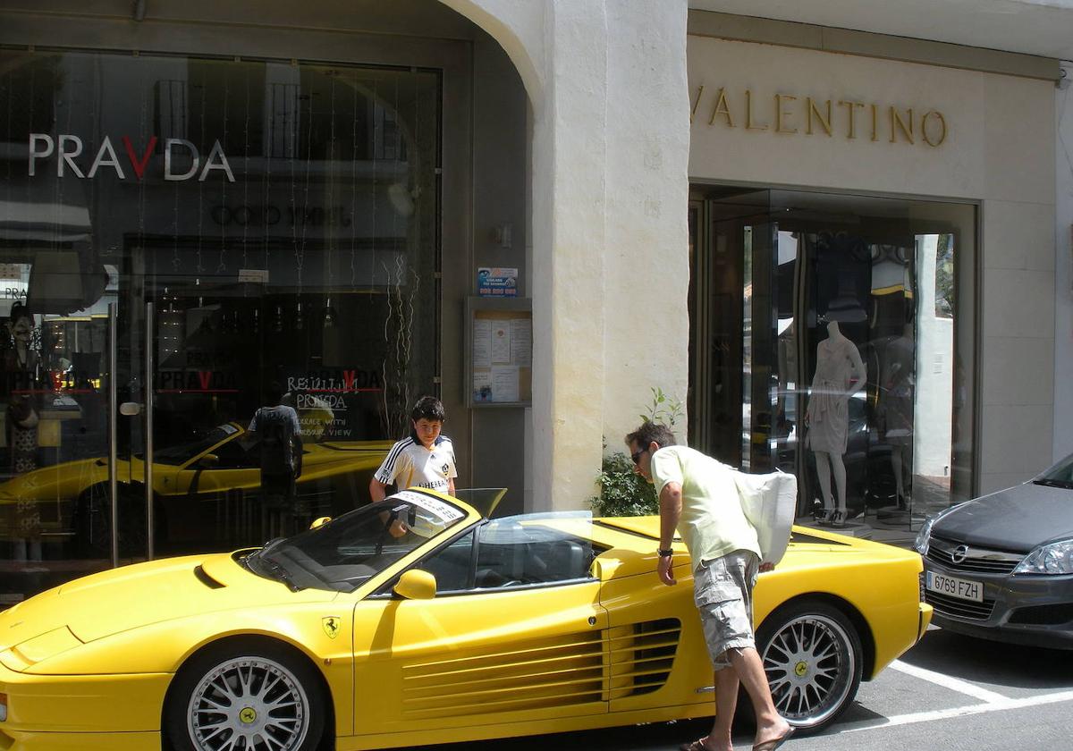 Vehículos de lujo en Puerto Banús, Marbella.