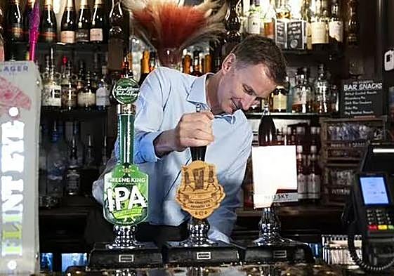 El ministro británico de Economía y Hacienda, Jeremy Hunt, acudió a un pub de Westminster para anunciar la nueva medida del Gobierno.