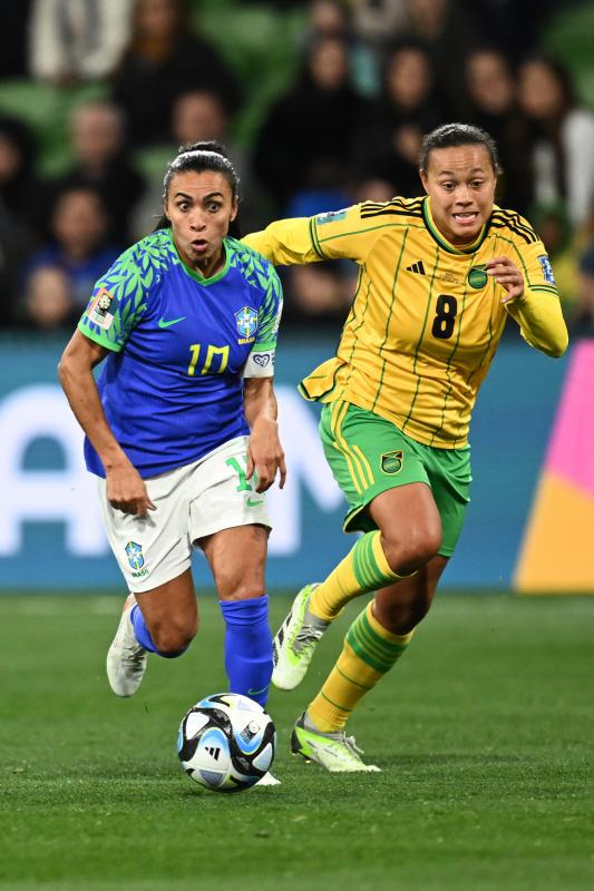 Marta controla el balón ante una jugadora de Jamaica