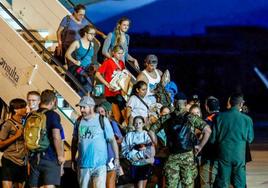 Un avión con ciudadanos italianos y de otras nacionalidades evacuados de Níger aterrizó este miércoles en el aeropuerto romano de Ciampino.