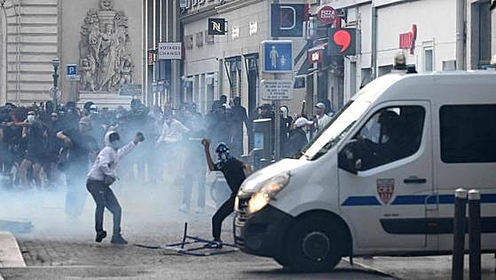 La Justicia francesa mantiene en prisión preventiva al policía acusado de violencia en los disturbios de Marsella