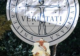 El papa Francisco en su encuentro con estudiantes en la Universidad Católica de Lisboa.