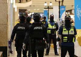 La Policía controla el acceso a una tienda de Seongnam, en Corea del Sur, donde este jueves se ha producido un apuñalamiento.
