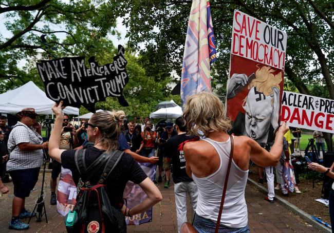 En los aledaños de la sede judicial se congregaron personas a favor y en contra de Trump.