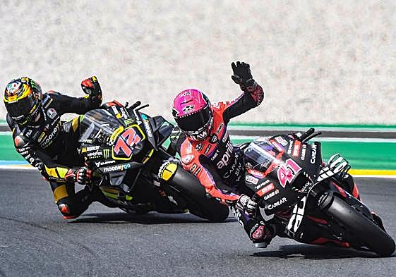 La Aprilia de Aleix Espargaró (d), ante la Ducati de Marco Bezzecchi.