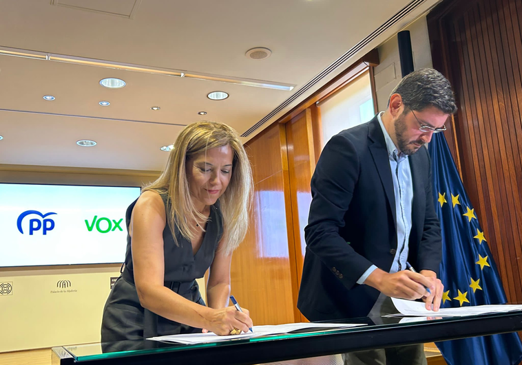 Azcón se borra de la foto del acuerdo de coalición entre PP y Vox en Aragón