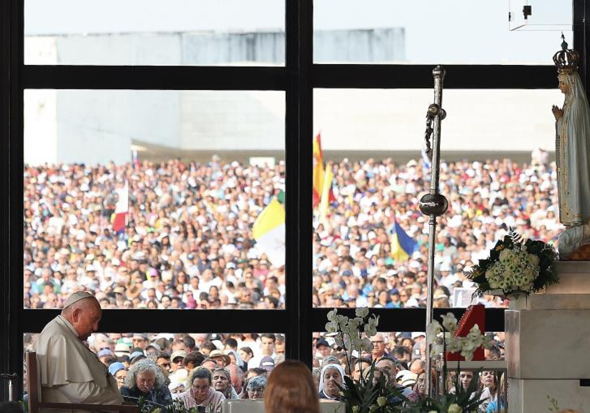 El Papa, en la capilla de las apariciones en el Santuario de Fátima (Portugal).