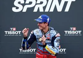 Álex Márquez celebra su victoria en la carrera al sprint del GP de Gran Bretaña.