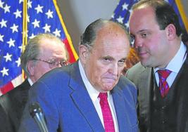 Rudy Giuliani, en el centro, es uno de los cómplices de Trump a los que apunta el informe del fiscal especial.