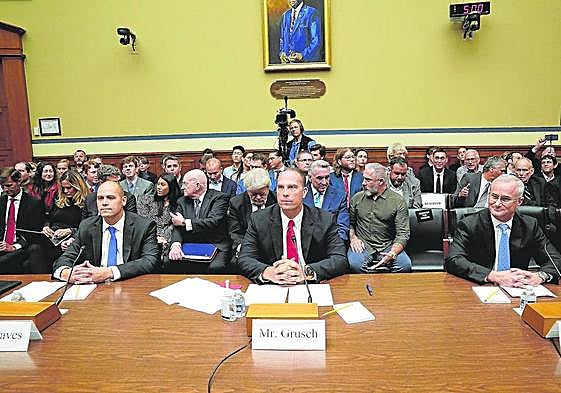 De izquierda a derecha, los exmilitares Ryan Graves, David Grusch y David Fravor durante el congreso sobre ovnis.