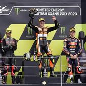 Estreno, triplete y liderato con mucho color español en Moto2