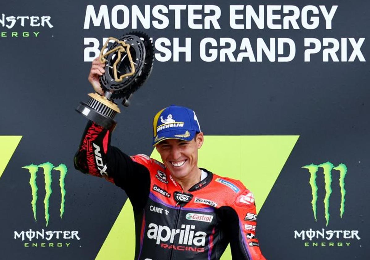 Aleix Espargaró bate al campeón Bagnaia en la última vuelta